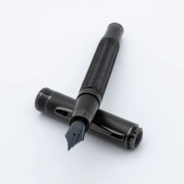 Pluma fuente Monteverde USA® IInnova Fórmula M  | Negro